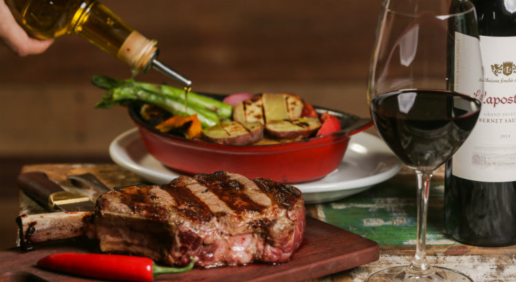 Explore a nossa coleção de vinhos tintos, desde clássicos portugueses a referências internacionais premiadas. Selecionamos vinhos que destacam o caráter das castas e terroirs, perfeitos para harmonizar com pratos de carne, queijos ou para brindar a moment