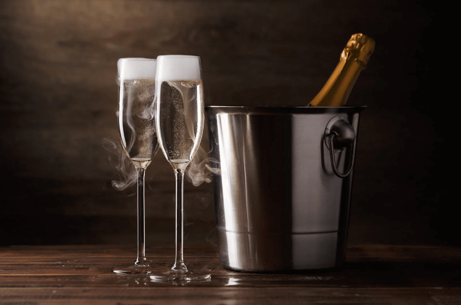 Descubra a frescura e a elegância dos nossos espumantes: do clássico Champagne aos espumantes nacionais premiados. Ideais para celebrações, momentos românticos ou apenas para aproveitar o prazer das borbulhas.
