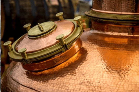 A nossa garrafeira de destilados oferece bebidas espirituosas de referência mundial. Desde whiskys single malt a runs caribenhos, cada destilado foi escolhido para proporcionar uma experiência única a apreciadores exigentes.