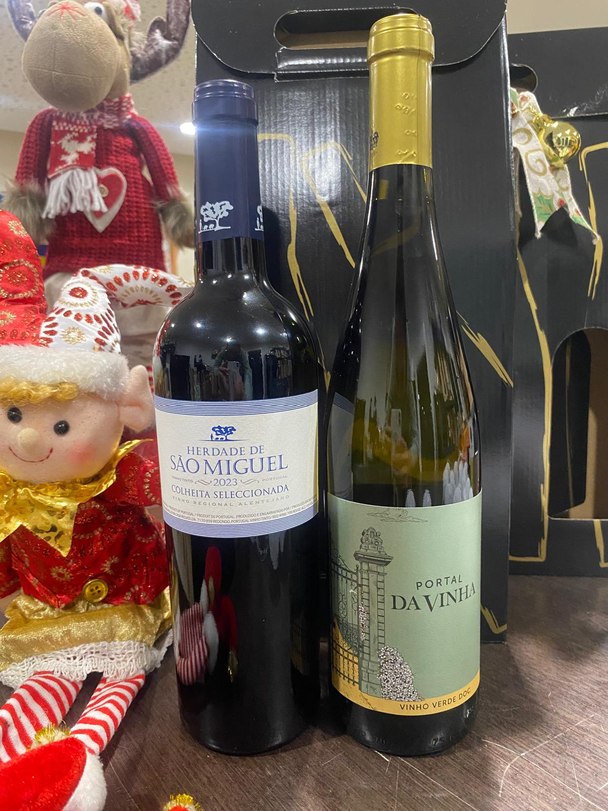 Sugestão Cabaz Natal Vinho Alentejano Tinto + Verde Branco + Caixa com Herdade de São Miguel e Portal da Vinha
