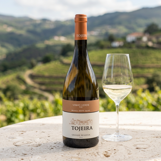 Tojeira Branco Grande Reserva em ambiente comercial