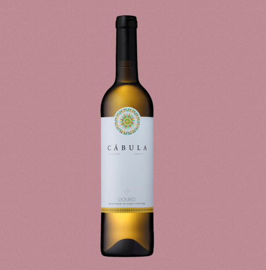 CABULA VINHO BRANCO DOURO 0.75 em uma garrafa elegante sobre fundo rosa.