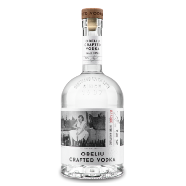 VODKA OBELIU CRAFTED 0.70 em garrafa com design elegante e rótulo destacando a produção artesanal.