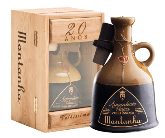 AGUARDENTE VÍNICA VELHÍSSIMA MONTANHA 20 ANOS 0.70 em embalagem de madeira, garrafa decorativa e exclusiva.