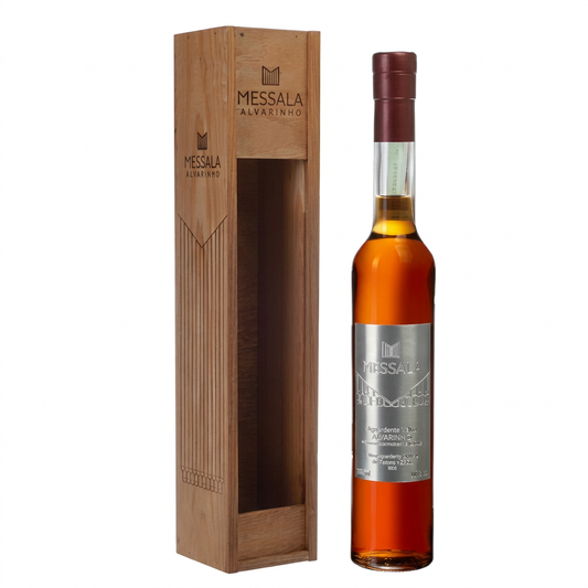 Aguardente Velha Alvarinho Messala com caixa em fundo branco