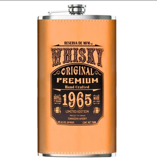 Casa Maestri Flask Spirits Whisky 0.70 em frasco de couro, com design artesanal e detalhes premium.