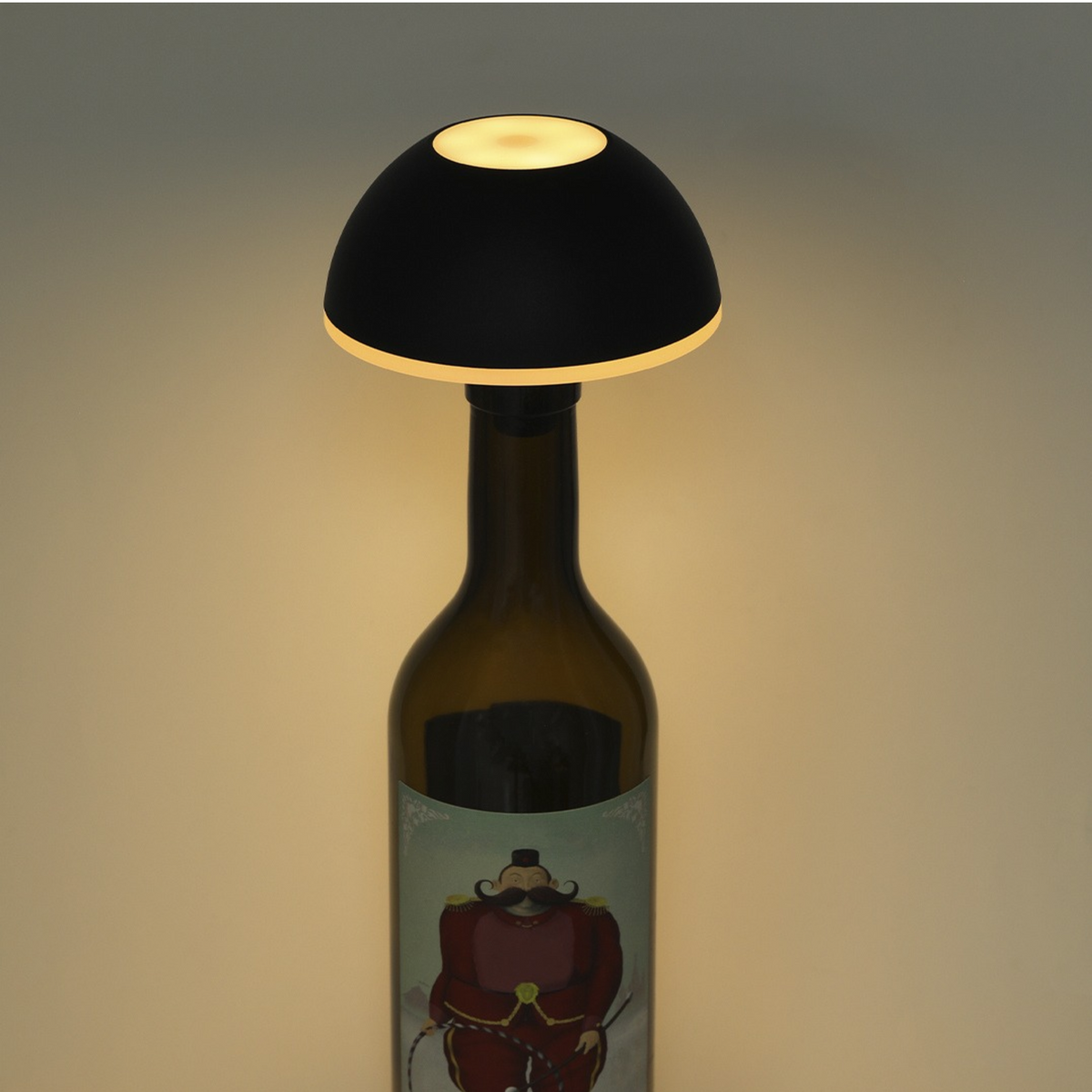 Lâmpada Led sem Fio para Garrafa em garrafa de vinho, iluminando com controlo de toque e bateria recarregável.