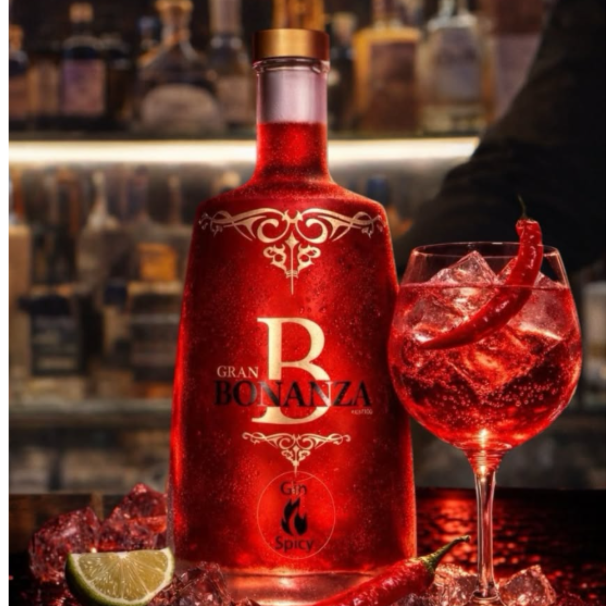 GIN GRAN BONANZA SPICY 0.50L PICANTE em garrafa decorativa ao lado de um copo com gelo, limão e pimenta.