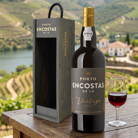 Encostas de Lá Porto Vintage 2016 com caixa em ambiente comercial