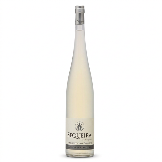 Sequeira Sauvignon Blanc em fundo branco